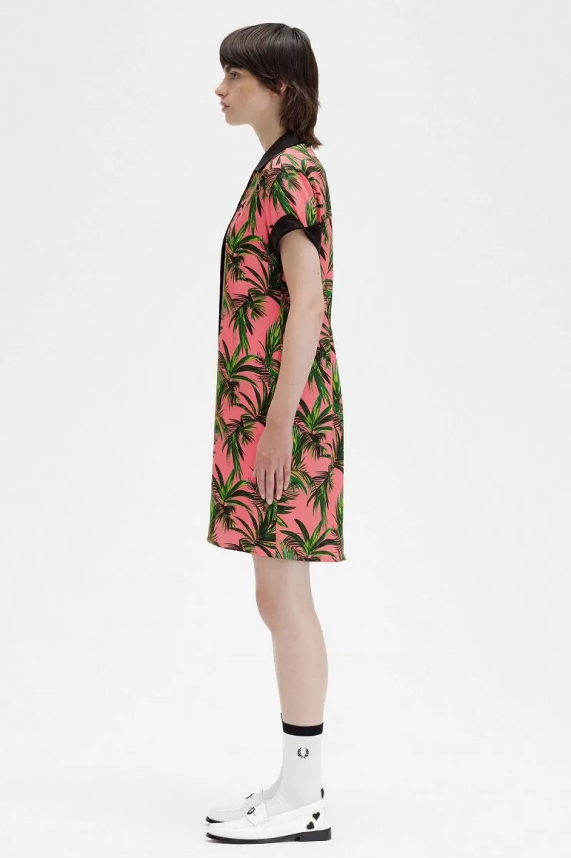 camisa con estampado de palmeras de fred perry para mujer color coral