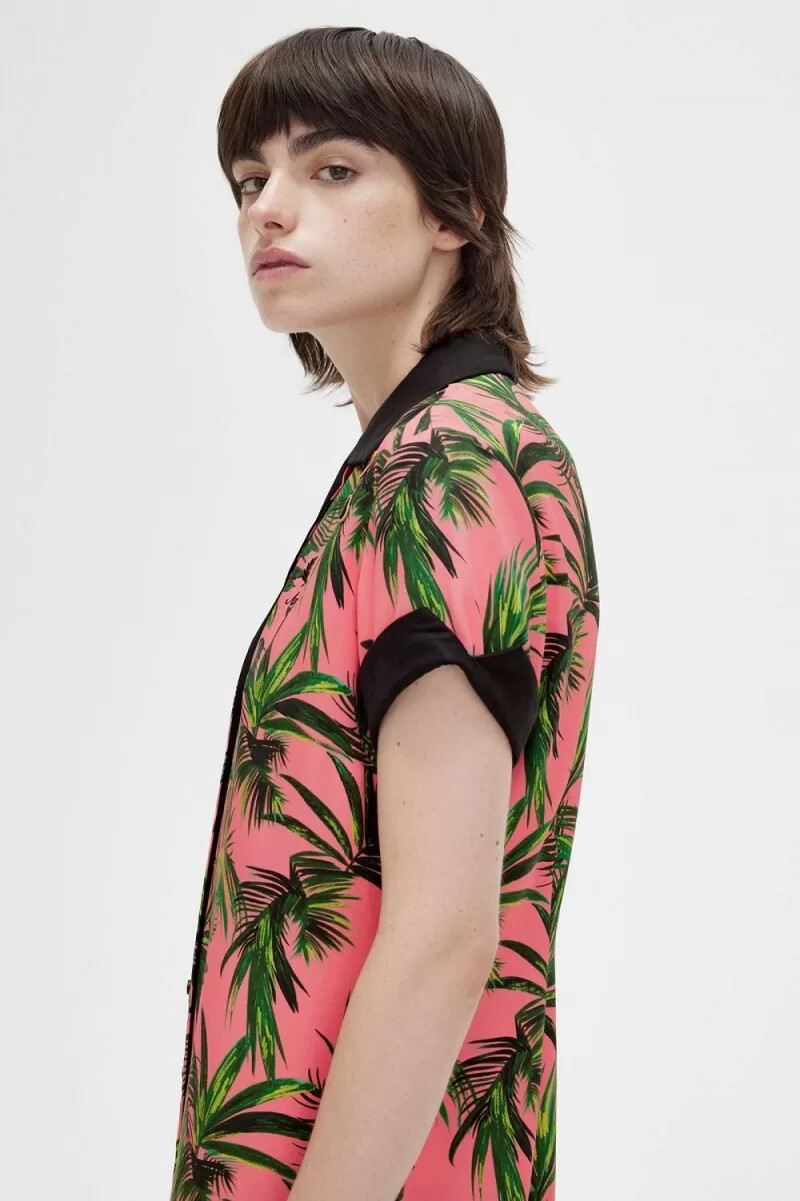 camisa con estampado de palmeras de fred perry para mujer color coral