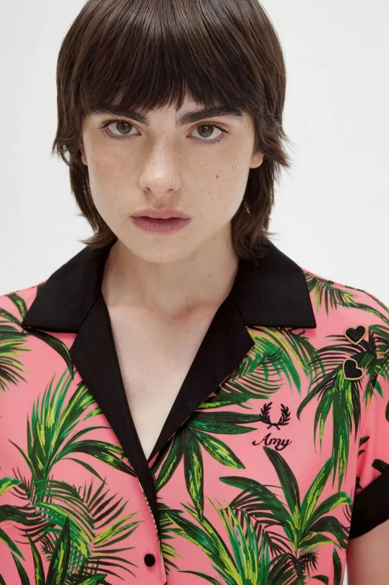 camisa con estampado de palmeras de fred perry para mujer color coral