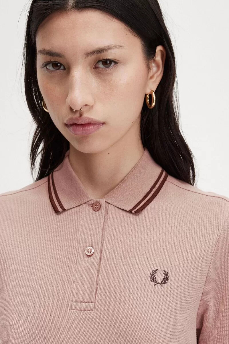 camisa fred perry twin tipped para mujer vestido rosa oscuro y marrón whisky