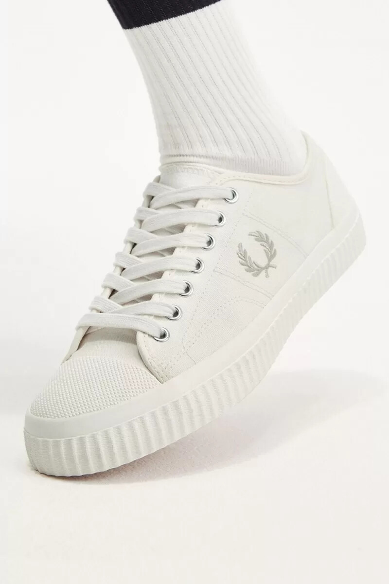 zapatillas de lona fred perry low hughes para hombre en beige claro y avena