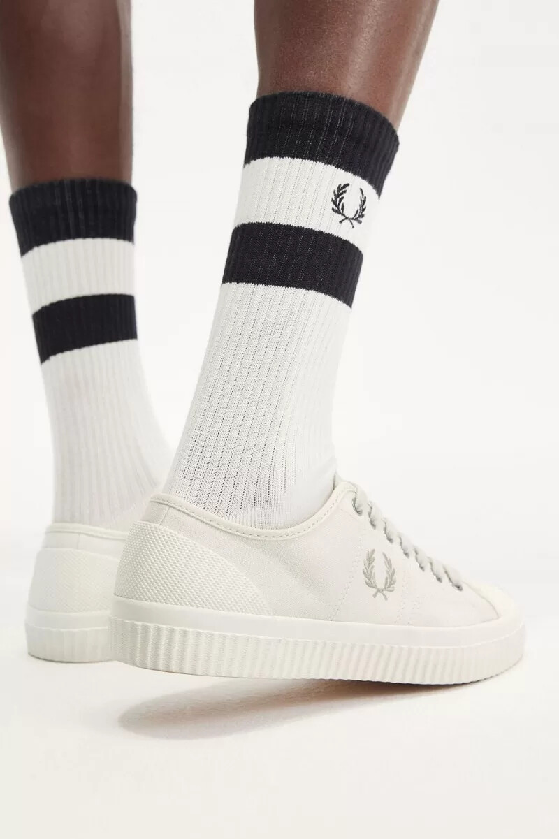 zapatillas de lona fred perry low hughes para hombre en beige claro y avena