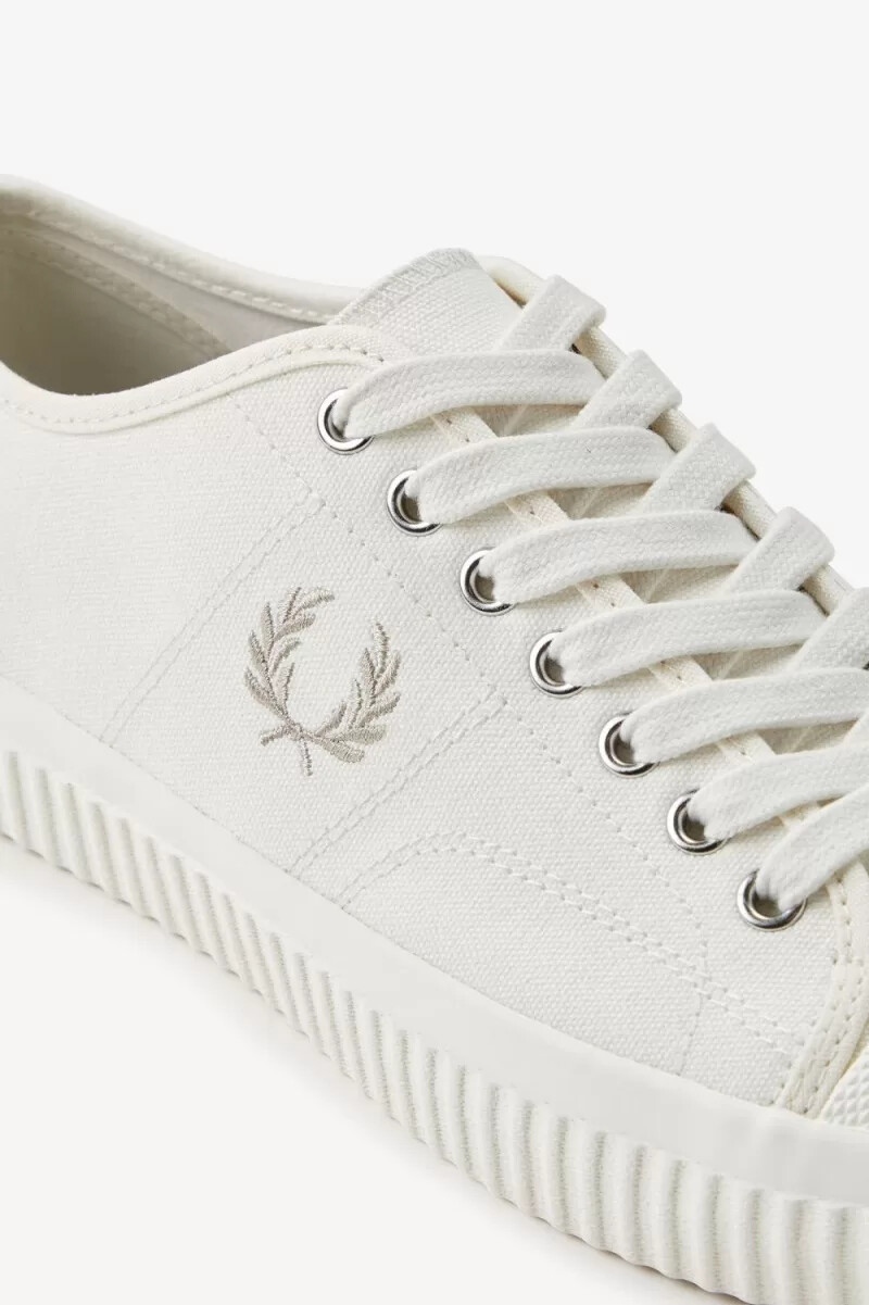 zapatillas de lona fred perry low hughes para hombre en beige claro y avena