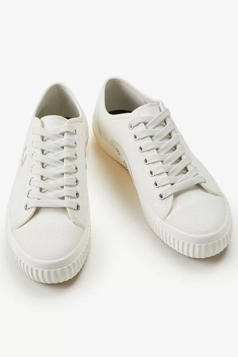 zapatillas de lona fred perry low hughes para hombre en beige claro y avena