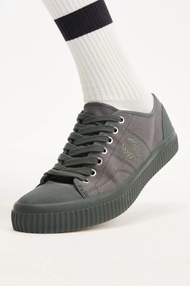 zapatillas de lona fred perry low hughes para hombre color verde campo y gris cálido