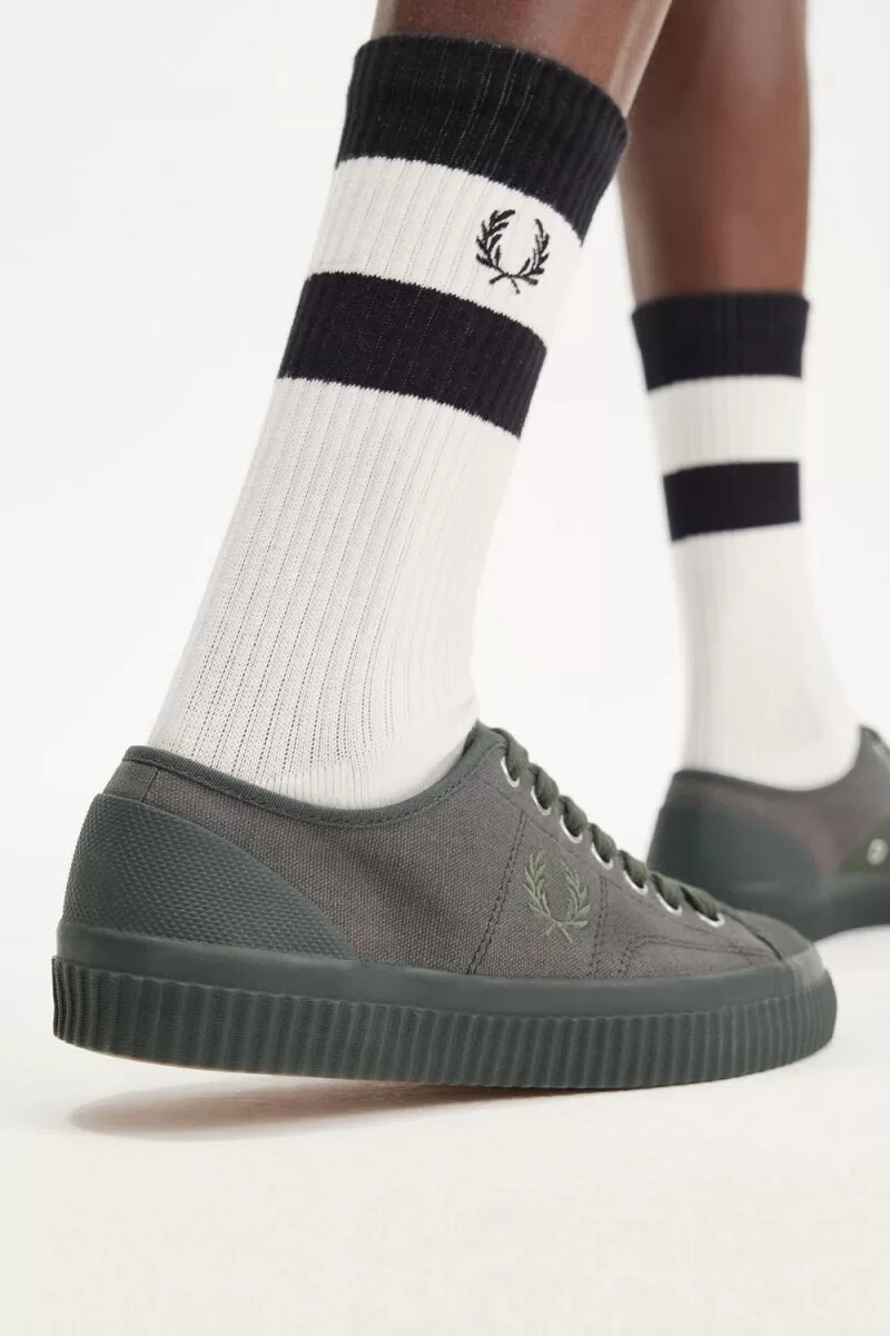 zapatillas de lona fred perry low hughes para hombre color verde campo y gris cálido