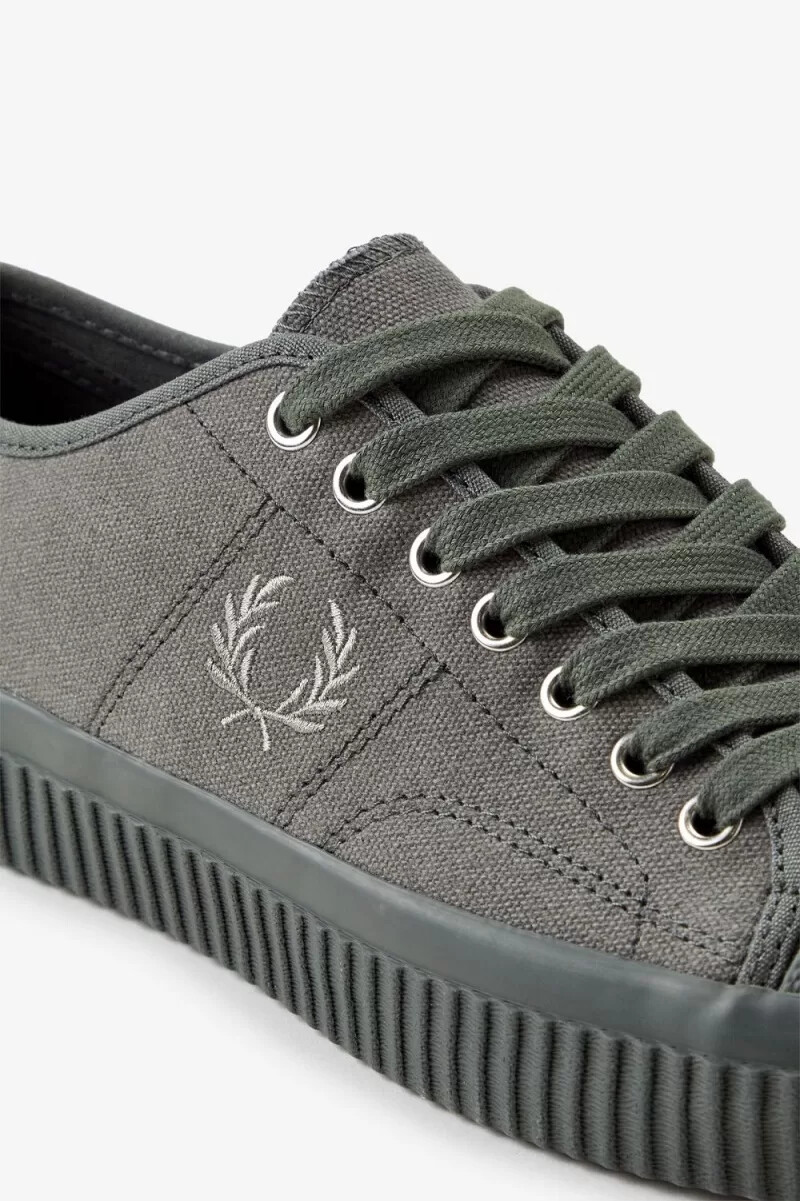 zapatillas de lona fred perry low hughes para hombre color verde campo y gris cálido