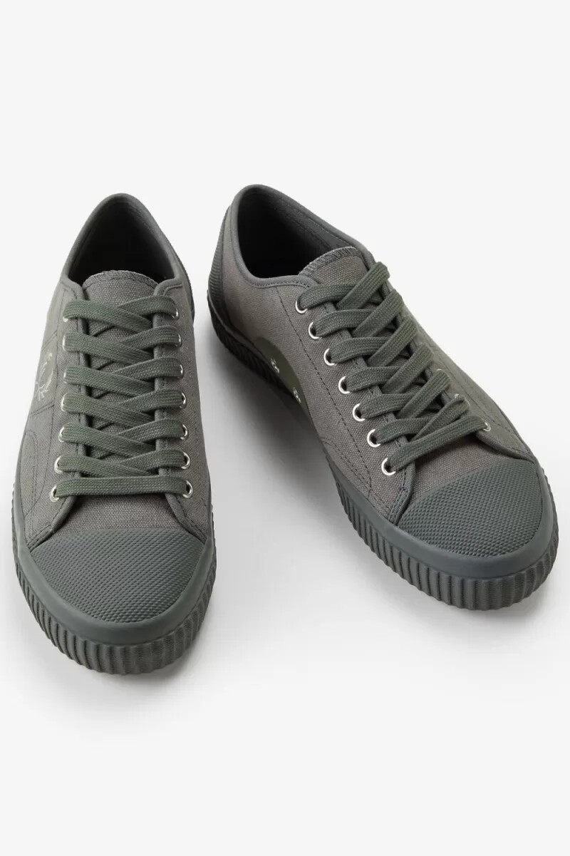 zapatillas de lona fred perry low hughes para hombre color verde campo y gris cálido