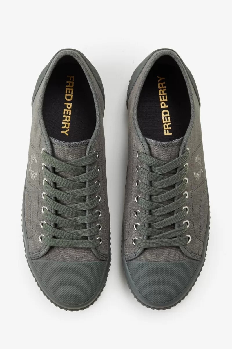 zapatillas de lona fred perry low hughes para hombre color verde campo y gris cálido