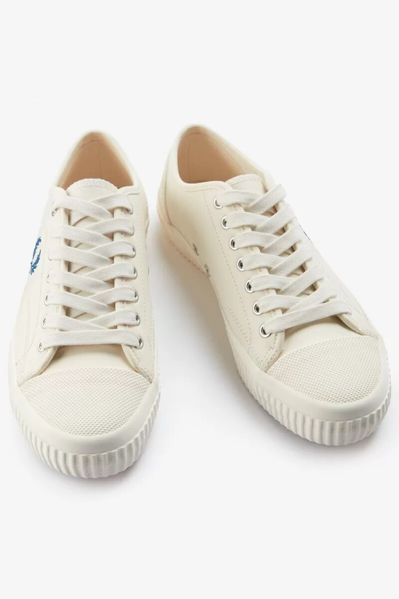 zapatillas de lona fred perry hughes low para hombre en beige claro con efecto cobalto