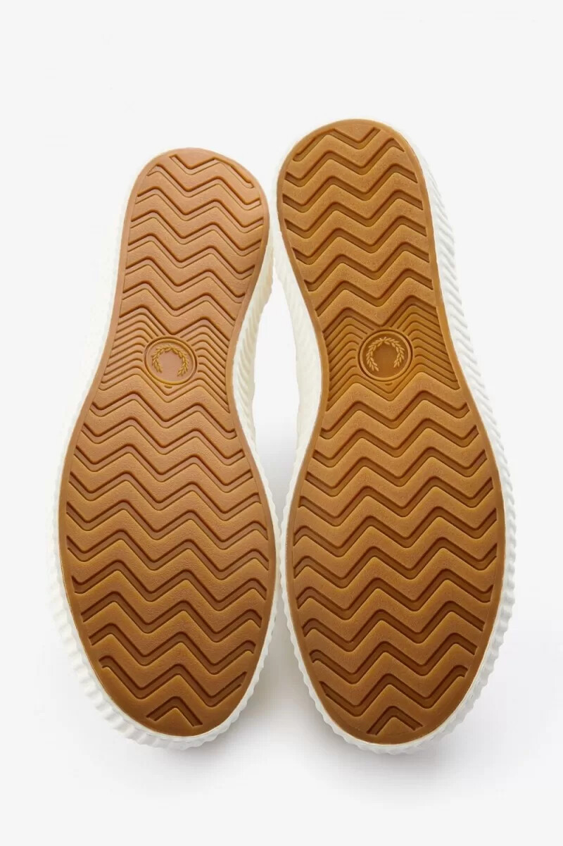 zapatillas de lona fred perry hughes low para hombre en beige claro con efecto cobalto