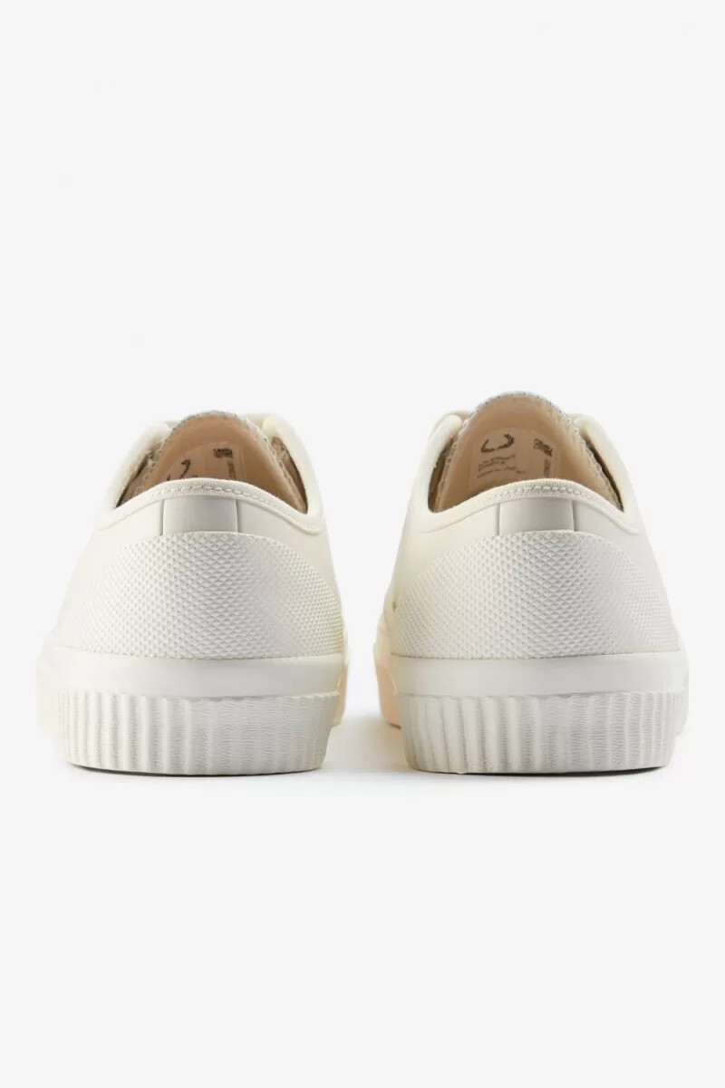 zapatillas de lona fred perry hughes low para hombre en beige claro con efecto cobalto
