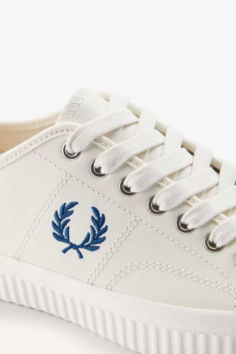 zapatillas de lona fred perry hughes low para hombre en beige claro con efecto cobalto