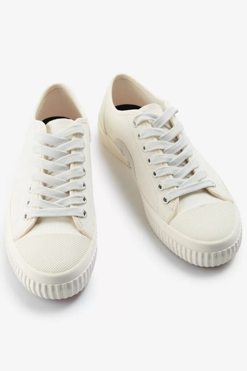 zapatillas de lona fred perry low hughes para hombre color marfil y beige claro