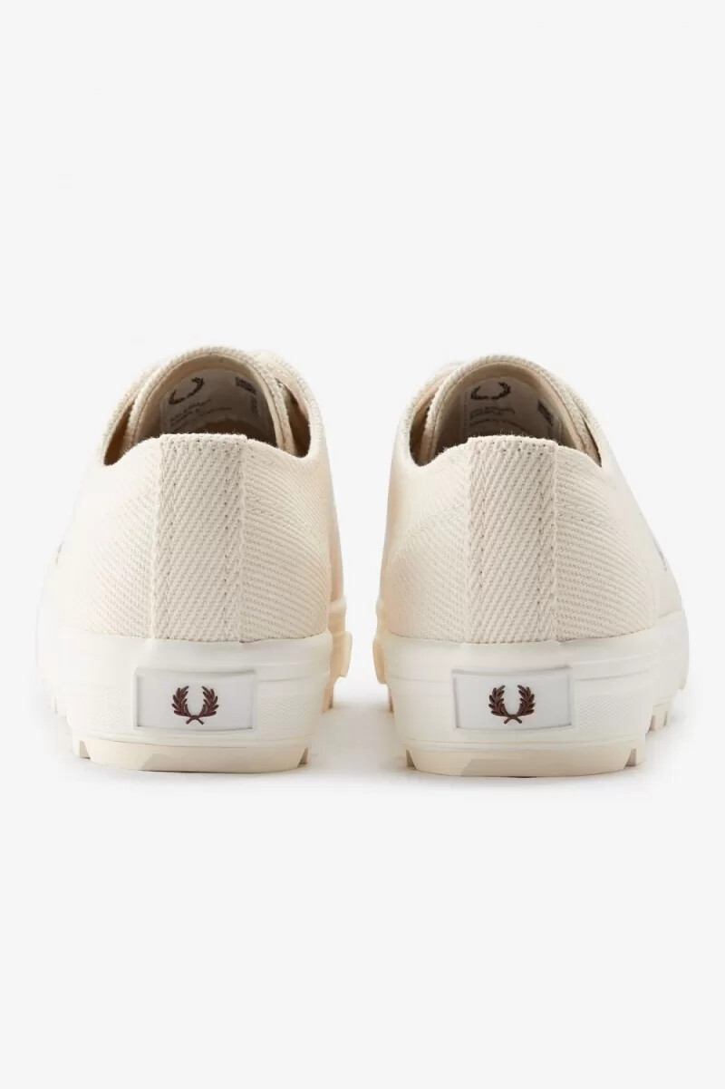 zapatillas de lona fred perry newstead para mujer en beige y marrón whisky