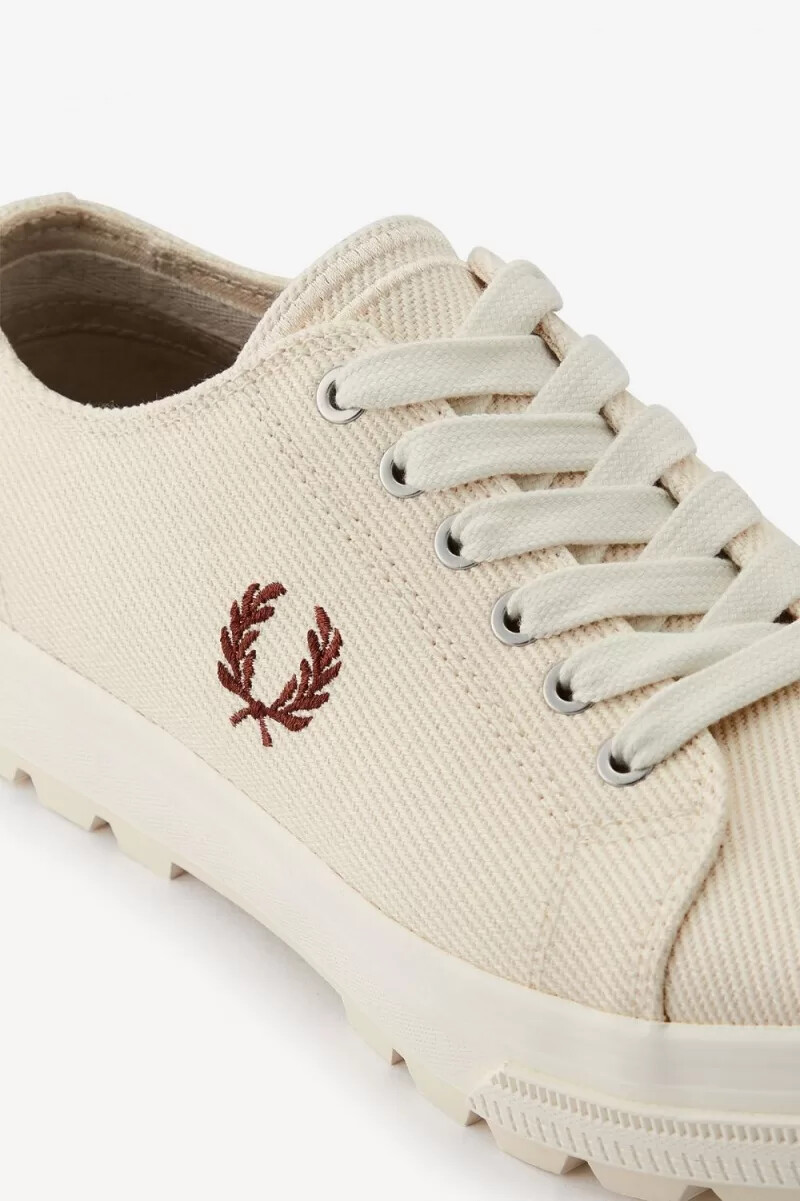 zapatillas de lona fred perry newstead para mujer en beige y marrón whisky