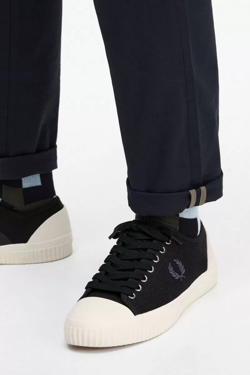 zapatillas de lona fred perry low hughes para mujer color negro y metalizado
