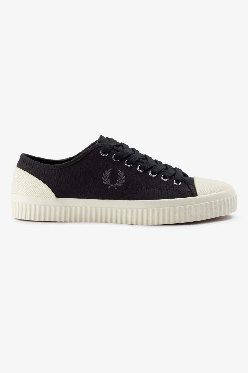 zapatillas de lona fred perry low hughes para mujer color negro y metalizado