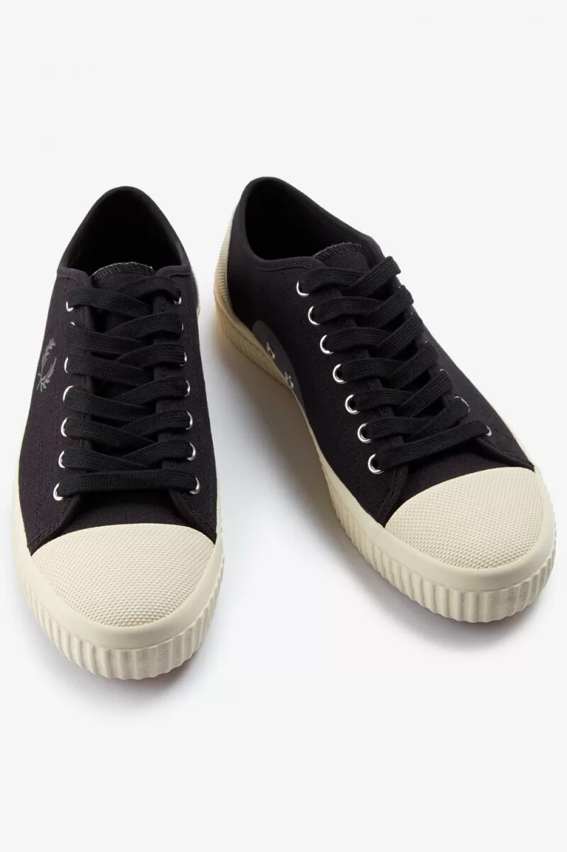 zapatillas de lona fred perry low hughes para mujer color negro y metalizado