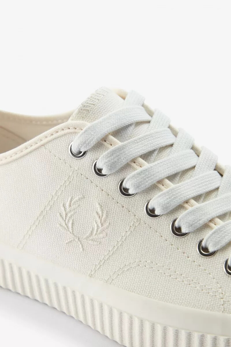 zapatillas de lona fred perry low hughes para mujer color marfil y beige claro