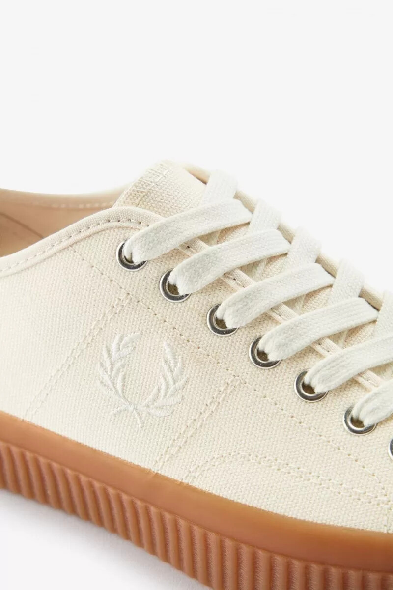 zapatillas fred perry low hughes para mujer en beige y beige claro