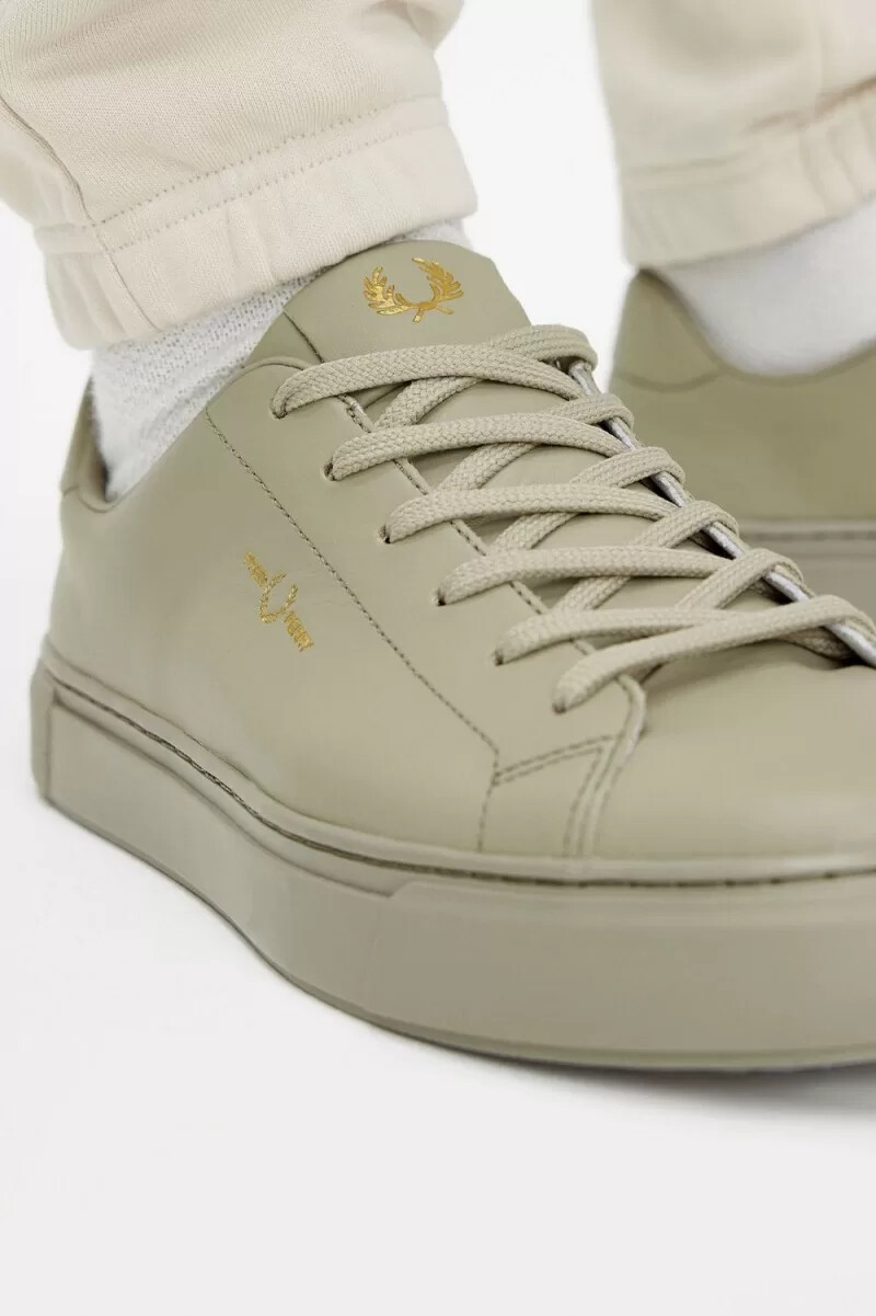 zapatillas de tenis fred perry b71 para hombre color gris cálido y dorado